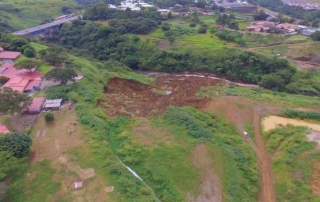 Fotografía de la CNE evidencia riesgo en zonas aledañas a la margen del río Virilla
