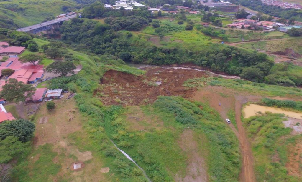 Fotografía de la CNE evidencia riesgo en zonas aledañas a la margen del río Virilla