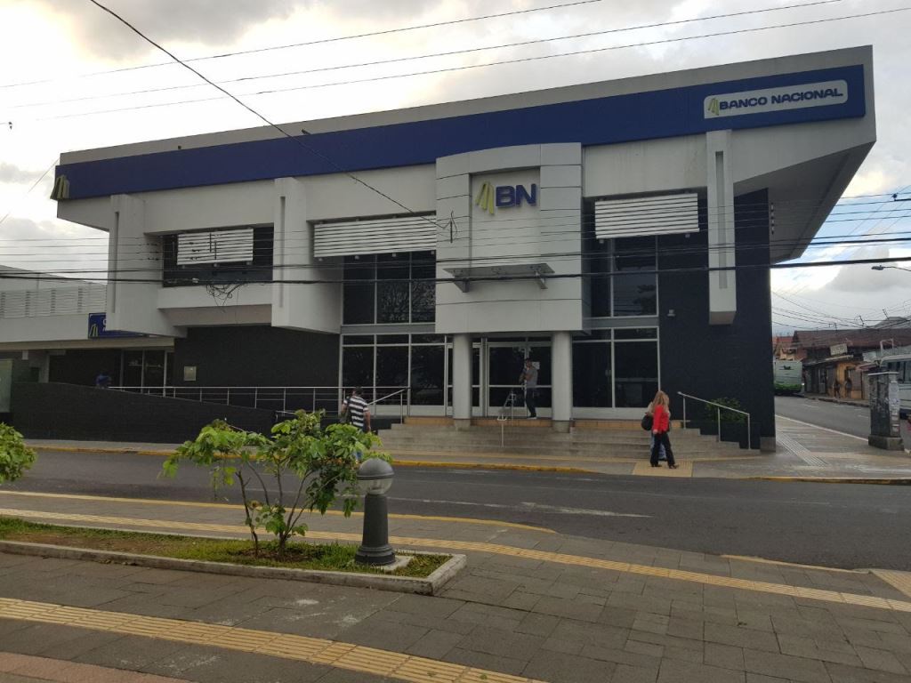 Agencia del Banco Nacional Heredia (Parque de los Ángeles).