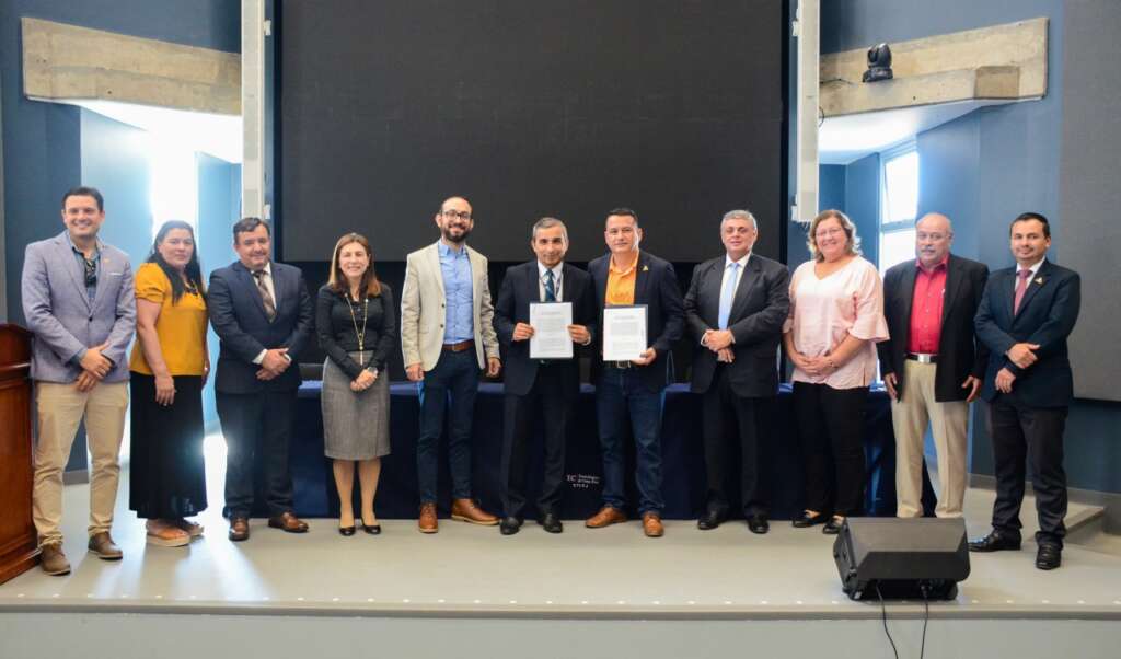 Representantes del TEC y las alcaldías. (Fotografía: Ruth Garita). 