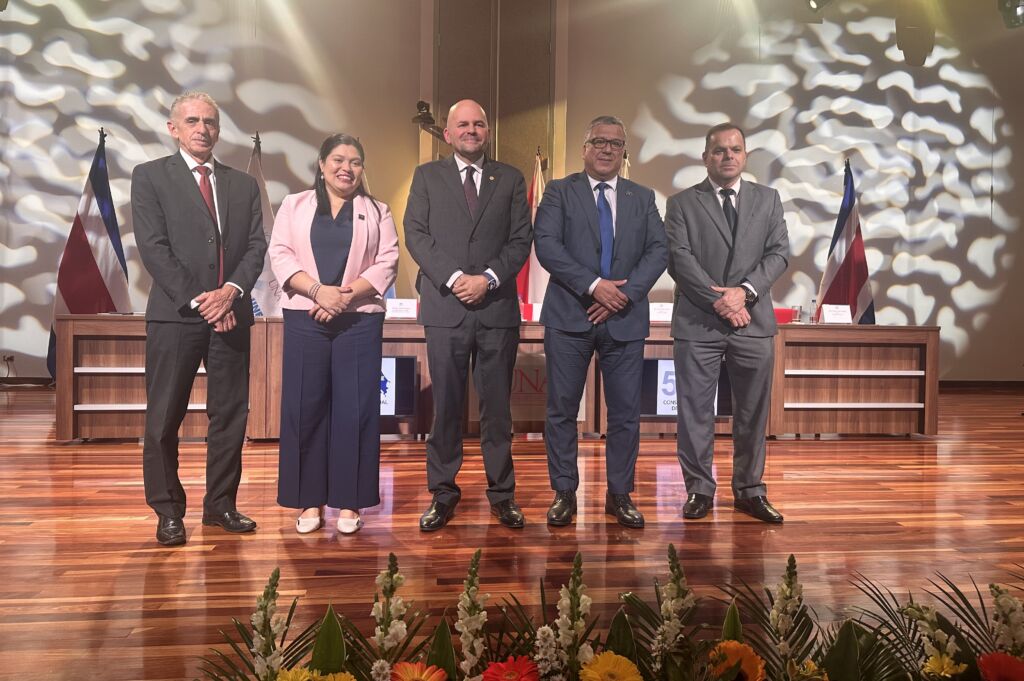 El rector de la UNA (al centro) asume la presidencia del CONARE por un periodo de un año. Le acompañan las rectorías de la UNED, TEC, UCR y UTN (de izq. a der.).