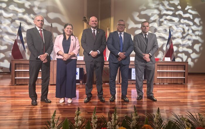 El rector de la UNA (al centro) asume la presidencia del CONARE por un periodo de un año. Le acompañan las rectorías de la UNED, TEC, UCR y UTN (de izq. a der.).