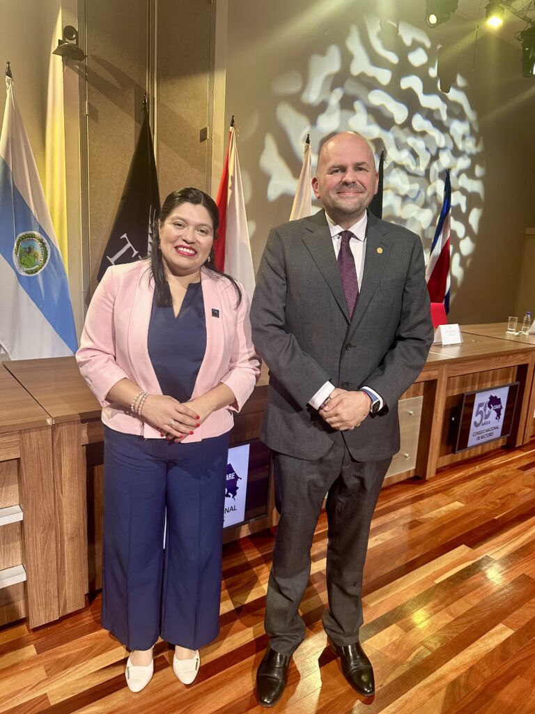 La presidenta saliente, María Estrada Sánchez, rectora del Tecnológico de Costa Rica junto a Jorge Herrera, rector de la UNA y nuevo presidente del CONARE.