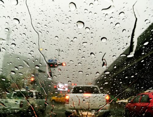 ¡Llegan las lluvias! Expertos recomiendan revisar su vehículo para evitar riesgos en carretera