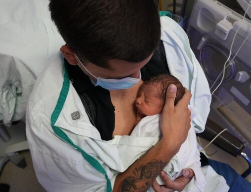 Padres celebran su día con sus bebés prematuros