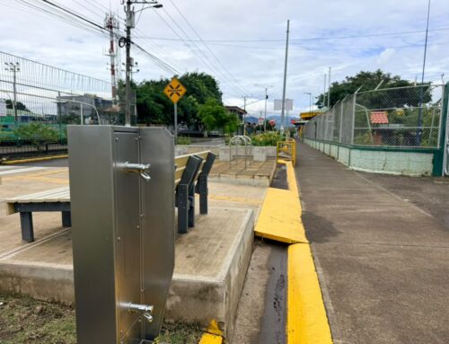 Colocan dispensadores de agua para consumo humano y mascotas en el cantón de Flores